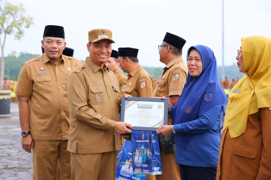 Pemko Pekanbaru Beri Penghargaan kepada 36 ASN yang Akan Purna Tugas