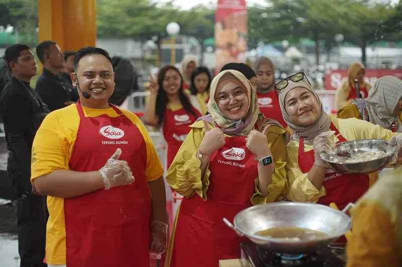 Sasa Gelar “Dapur Tempe Kriwang” di Surabaya, Bagikan 250 Kg Takjil untuk Warga