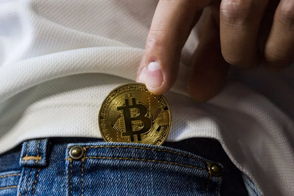 Bitcoin Melemah 2,5% Usai Reli, Profit Taking dan Likuidasi Derivatif Membayangi