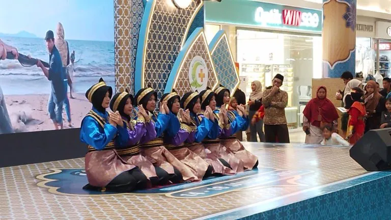 Kepala SMP Al-Falah Ketintang Surabaya Apresiasi Pameran Sekolah Islam Favorit 2026