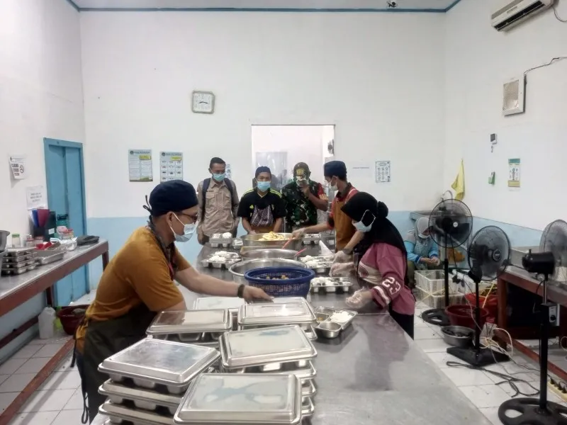 Babinsa Koramil 06/Merbau Pantau Distribusi Program Makan Sehat Bergizi untuk Pelajar di Meranti