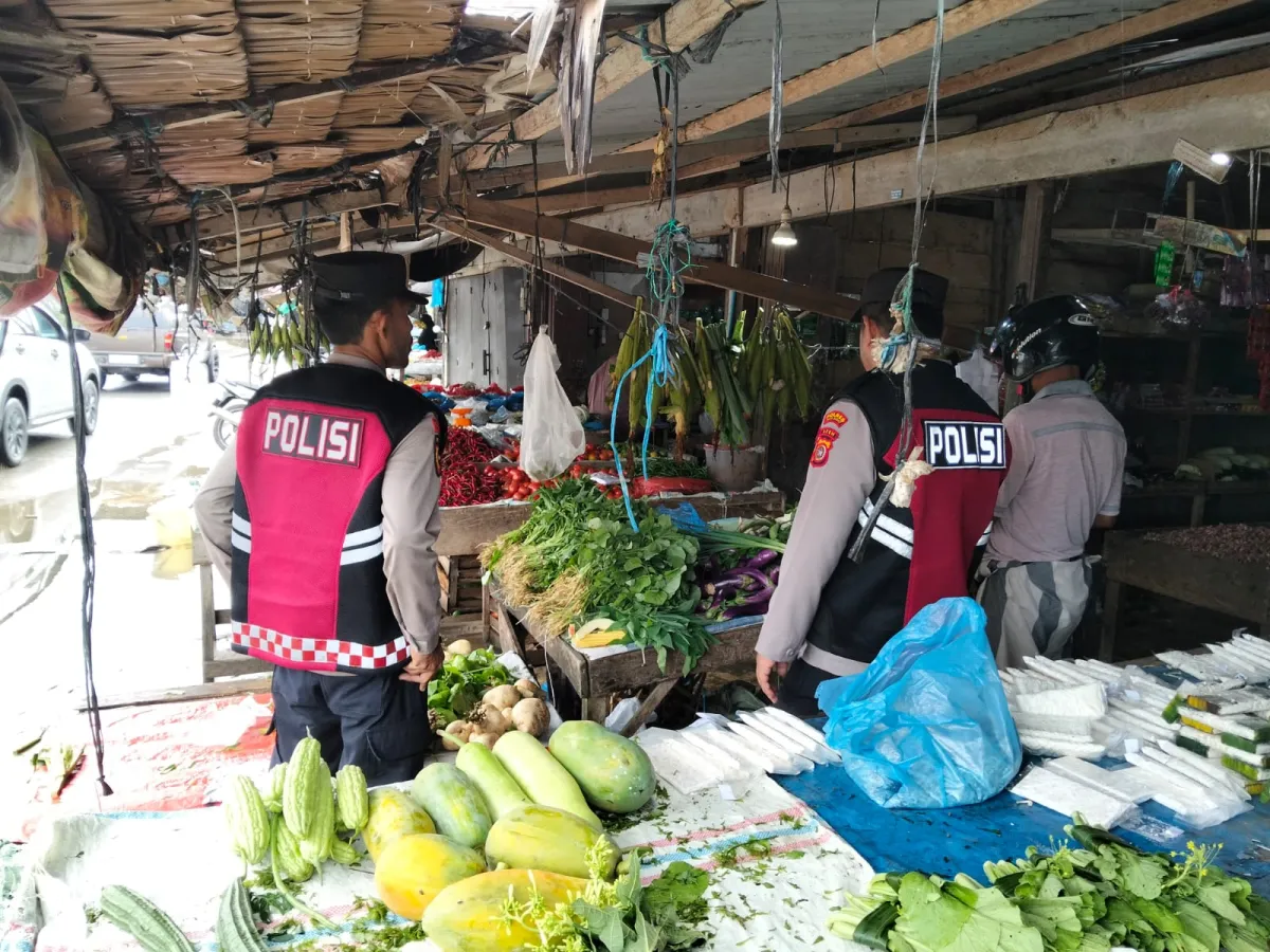 Polsek Arongan Lambalek Pantau Harga Bahan Pokok di Pasar Teupin Peuraho