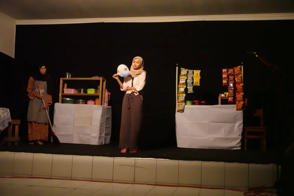 Teater Lebah SMA Negeri 1 Pegandon Angkat Kesaksian Perempuan di Theater Parade #9