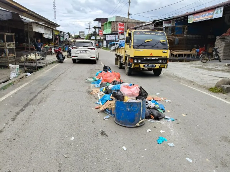 Truk Sampah Tak Kunjung Datang, Warga Ulee Gle Tumpuk Sampah di Badan Jalan Sebagai Protes