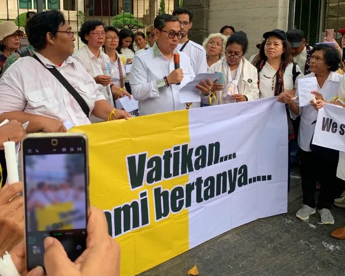 Umat Katolik Gelar Aksi Seribu Lilin di Kedubes Vatikan, Minta Transparansi Terkait Pengunduran Diri Mgr Paskalis