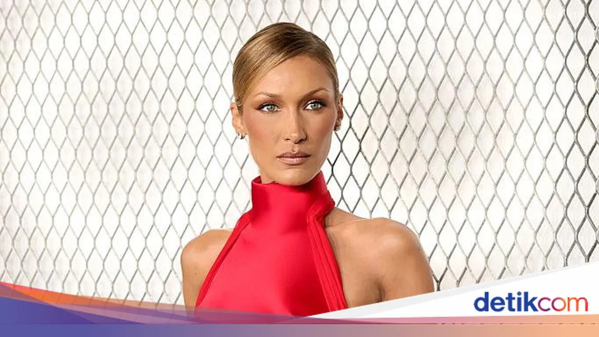 Gaun Merah Bella Hadid di Premiere 'The Beauty' Jadi Sorotan, Tandai Debut Akting