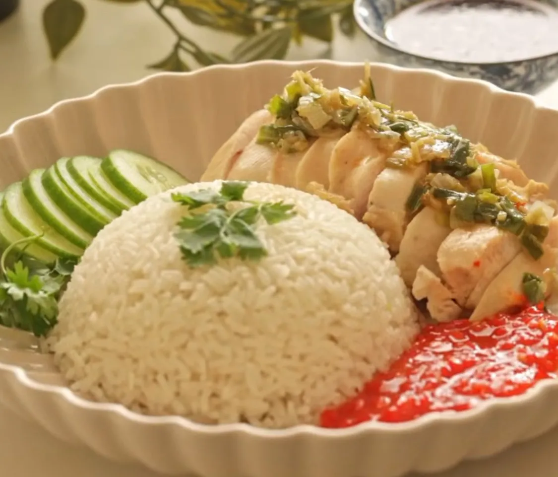 Nasi Ayam Hainan: Jejak Sejarah Migrasi dan Resep Hidangan Sederhana yang Kaya Rasa