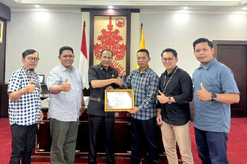 Ketua DPRD Kalteng Arton S Dohong Terima Penghargaan Sahabat Pers dari PWI