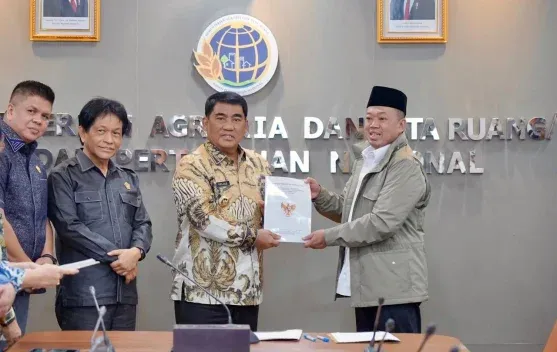 Menteri ATR/BPN Serahkan Persetujuan Substansi RTRW Sulawesi Utara 2025-2044 kepada Gubernur Yulius Selvanus