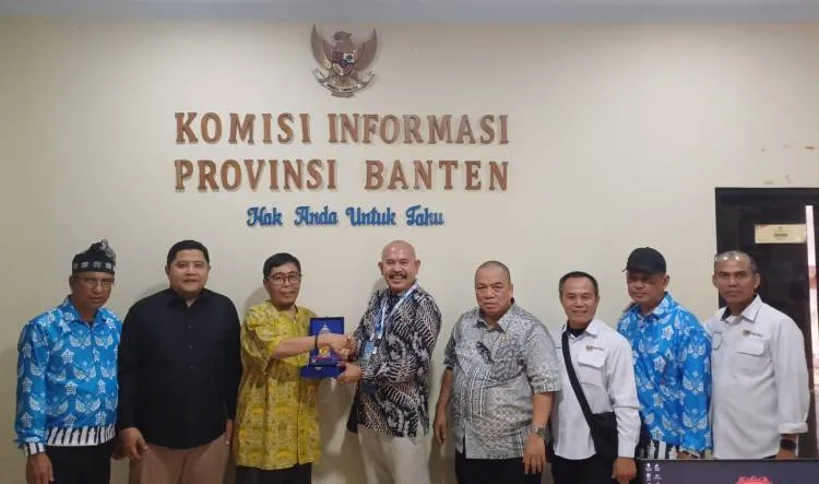 ForKI Riau Gelar FGD di KI Banten, Bahas Penguatan Peran Wartawan dalam Keterbukaan Informasi