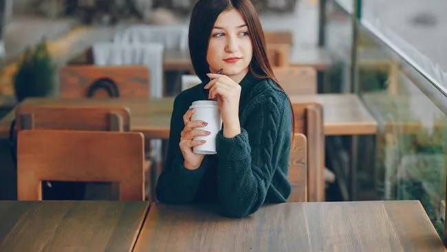 Studi Soroti Risiko Mikroplastik dari Gelas Kopi Sekali Pakai, Panas Disebut Memperparah Pelepasan Partikel