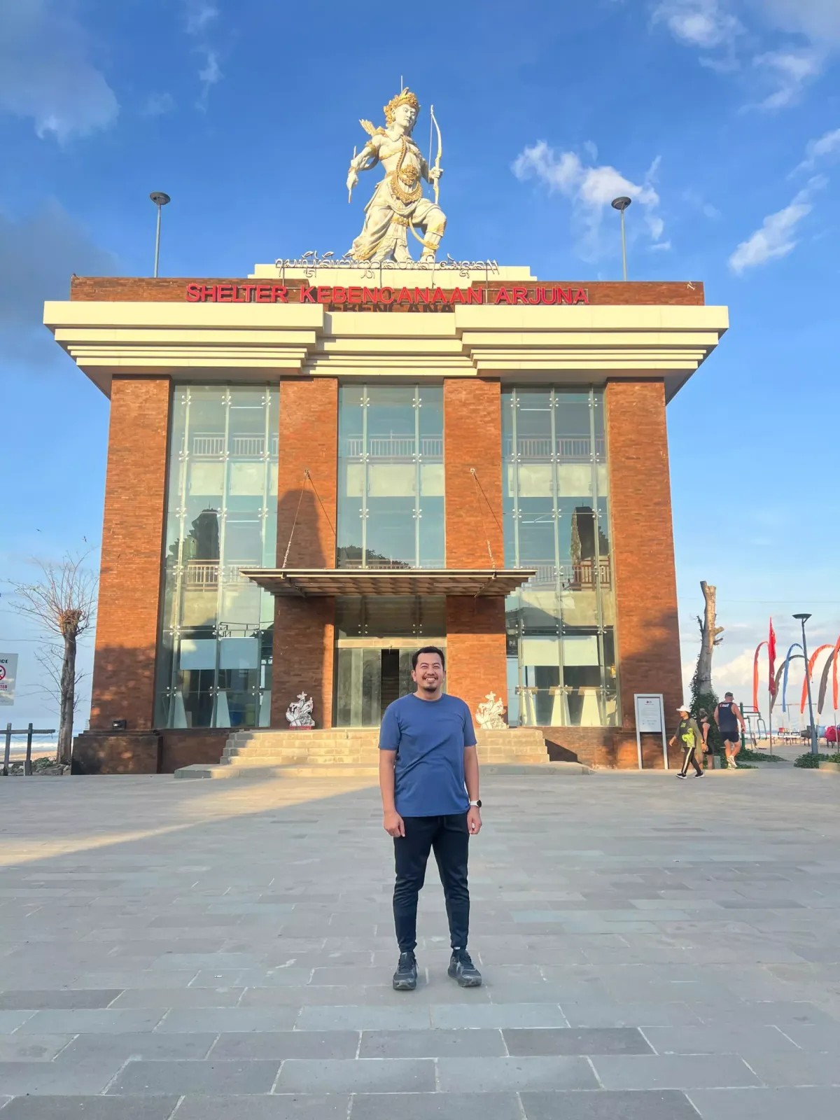 Panduan Investasi Keluarga di Tengah Ketidakpastian Ekonomi: Menimbang Emas dan Tanah