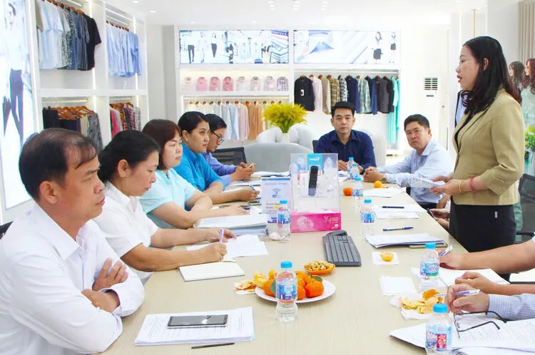 Delegasi Survei Kondisi Ketenagakerjaan dan Bonus Imlek di Empat Perusahaan di Kawasan Industri Binh Hoa