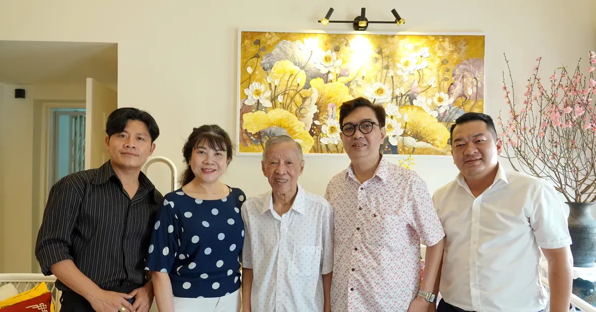 Asosiasi Musik Kota Ho Chi Minh Silaturahmi dan Serahkan Hadiah Tet kepada Musisi Veteran
