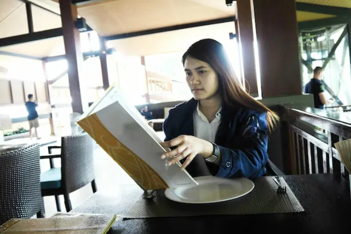 Psikologi Sosial: 9 Kebiasaan di Kedai Kopi yang Kerap Mencerminkan Latar Kelas Menengah ke Bawah