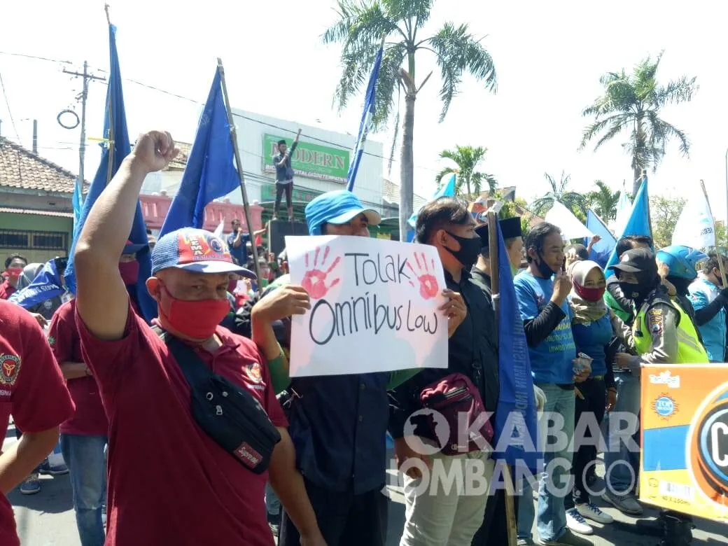 Ratusan Buruh di Jombang Berunjuk Rasa Menolak UU Omnibus Law