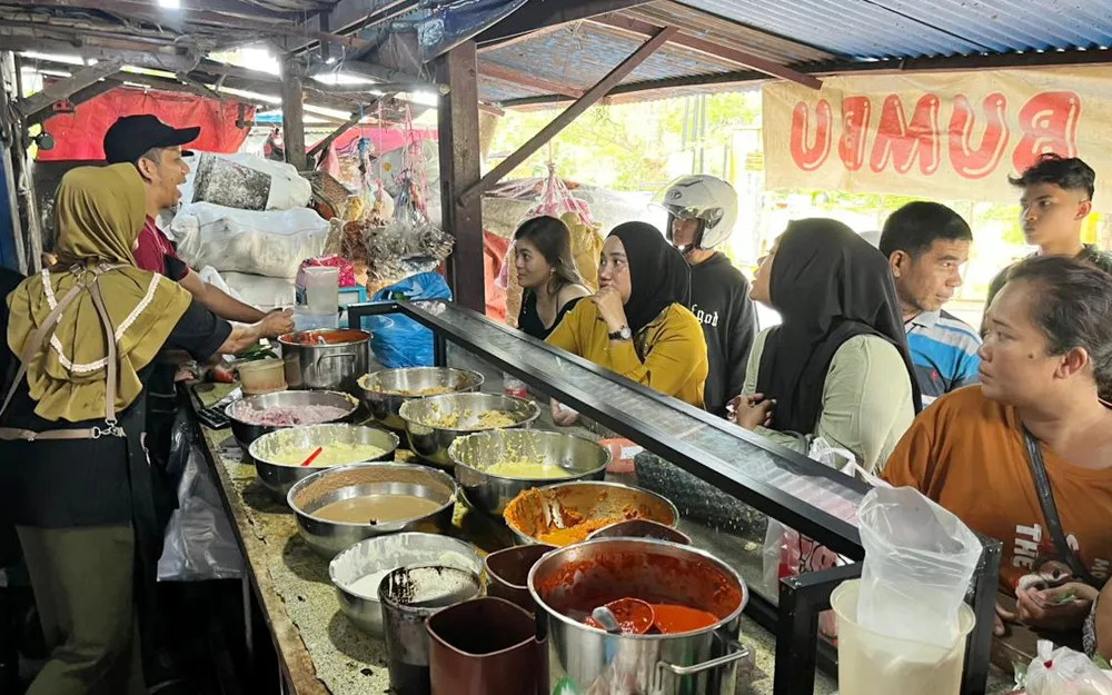 Jelang Puasa Pertama, Lapak Bumbu dan Santan di Jalan Kuantan Tanjungpinang Dipadati Pembeli