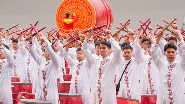 Pertunjukan Drum “Fajar Era Baru” Disiapkan Sambut Kongres, Libatkan Ribuan Peserta Pelatihan di My Dinh