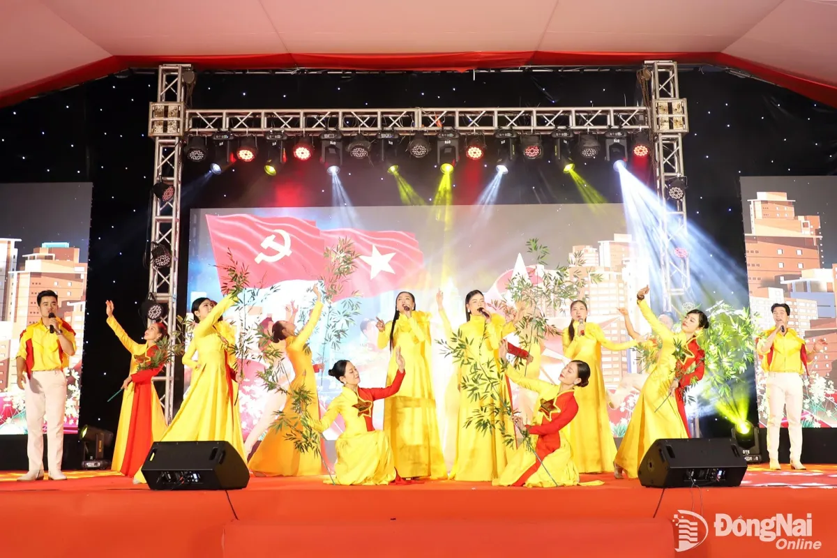 Program Seni Pertunjukan Sambut Kongres Nasional Partai ke-14 di Tran Bien