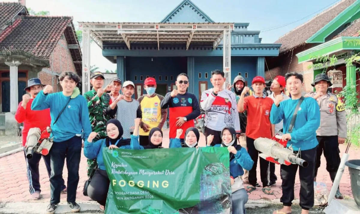 TNI-Polri, Tenaga Kesehatan, dan Mahasiswa KKN UNAIR Gelar Fogging Massal di Karangsambigaleh Lamongan