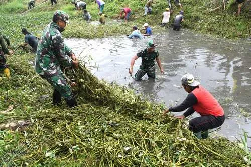 Dandim 0815/Mojokerto Pimpin Karya Bakti Pembersihan Sungai Sadar untuk Cegah Banjir