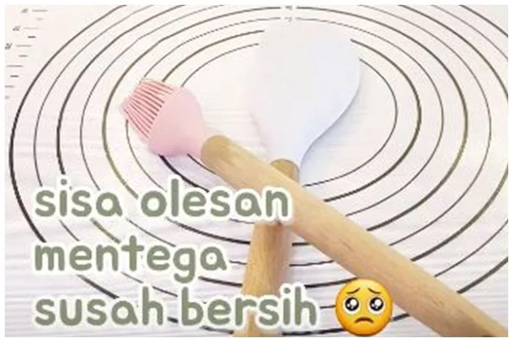 Trik membersihkan noda minyak pada peralatan silikon dengan rendaman sabun, baking soda, dan air panas