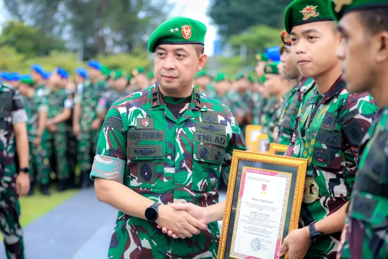Pangdam VI/Mulawarman Beri Penghargaan kepada Prajurit Berprestasi di Kejuaraan Karate