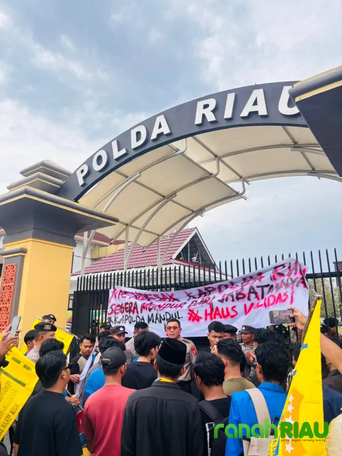 Mahasiswa PMII Pekanbaru Demo di Mapolda Riau, Soroti Dugaan SPPD Fiktif hingga PETI; Kapolda Tak Hadir