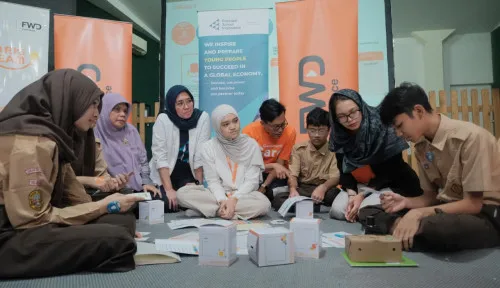 FWD Insurance dan Prestasi Junior Indonesia Perluas Program JA SparktheDream, Sasar 2.300 Pelajar di 13 Kota hingga November 2026