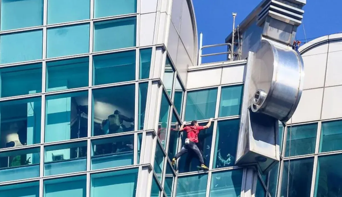 Alex Honnold Taklukkan Taipei 101 Tanpa Pengaman, Aksi Disiarkan Langsung Netflix