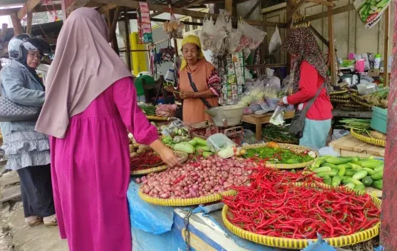 Harga Bumbu Dapur dan Daging Ayam di Pasar Bawang Tegal Berfluktuasi