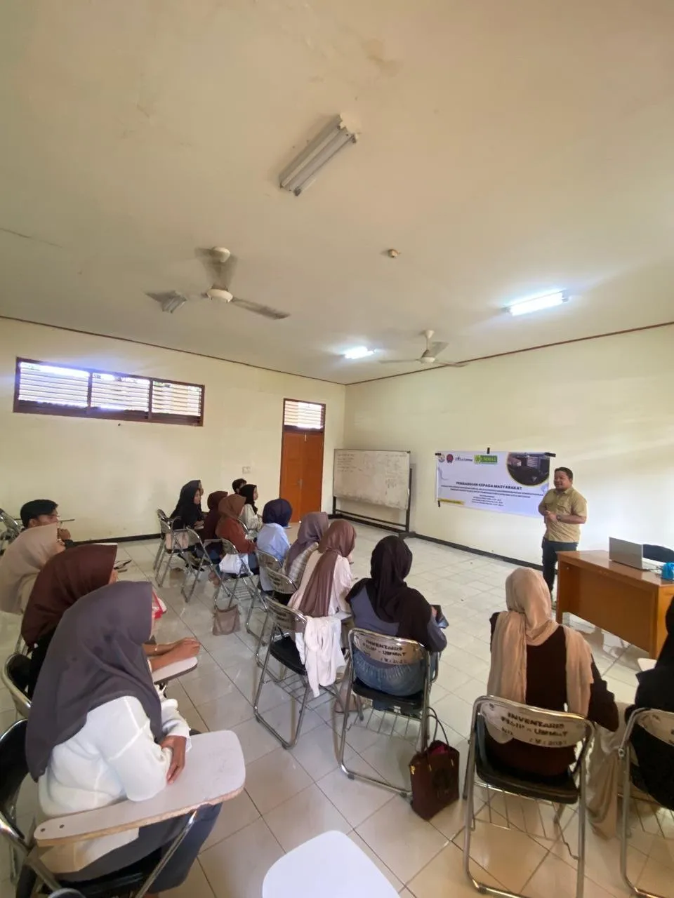 Dosen Fisipol UMMat Gelar Penguatan Literasi Keuangan Digital dan Kewirausahaan untuk Kader IMM Mataram