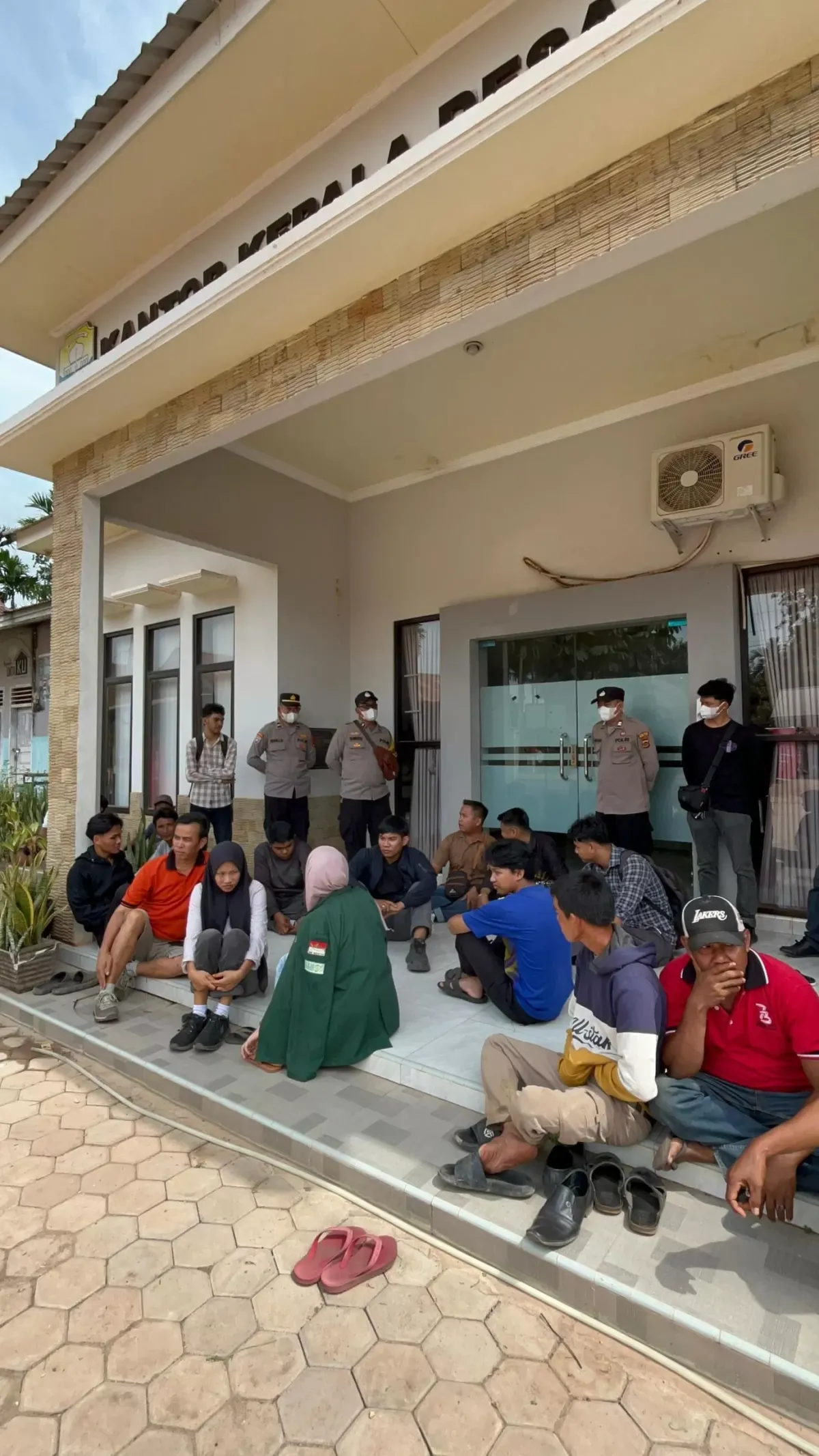 Warga Desa Parit Datangi Kantor Desa, Tuntut Transparansi Pengelolaan Dana Desa Sejak 2015