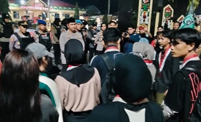 Aliansi Mahasiswa Kotawaringin Barat Gelar Aksi di Mapolres, Tuntut Transparansi Kasus Kematian Arianto Tawakal di Tual