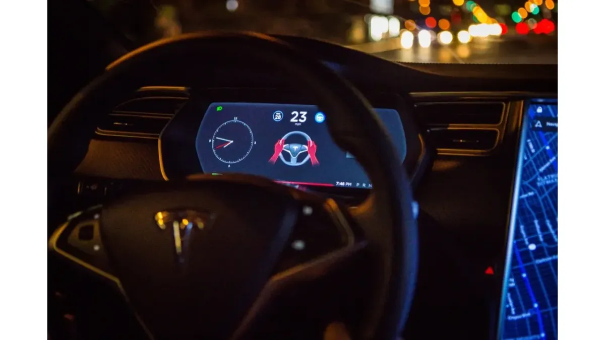 NTSB Selidiki Pelanggaran Robotaksi Waymo, Tesla Hentikan Autopilot dan Perluas Uji Robotaksi di Austin