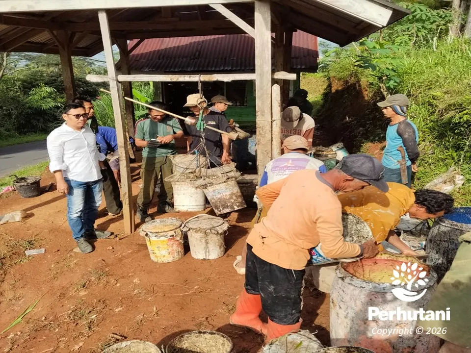 Perhutani KPH Pekalongan Timur Sosialisasikan Tarif Upah Getah di TPG Dukuh Pete