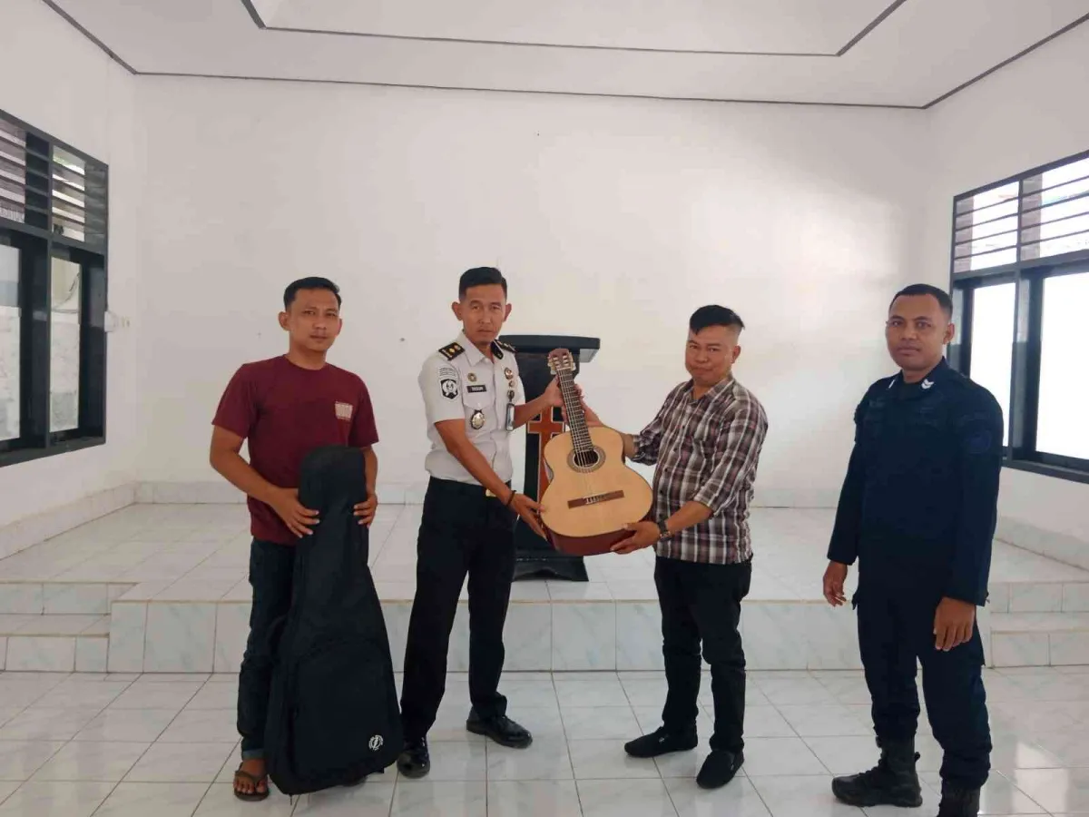 Rutan Unaaha Terima Bantuan Gitar dari PGPI Konawe untuk Dukung Pembinaan Kerohanian Warga Binaan