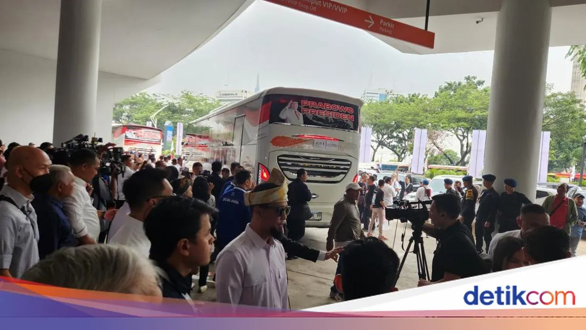 Prabowo-Gibran dan Ketua Umum Parpol KIM Berangkat ke KPU Naik Bus