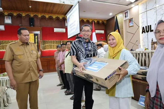 Seratus UMKM Terdampak Bencana Hidrometeorologi di Pariaman Terima Bantuan Peralatan dan Trauma Healing