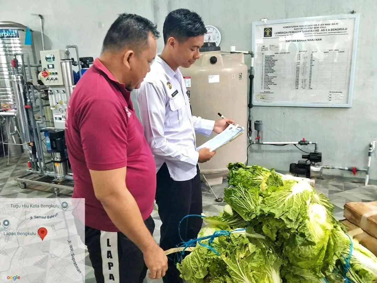 Petugas Dapur Lapas Kelas IIA Bengkulu Periksa Bahan Makanan untuk Konsumsi Harian Warga Binaan