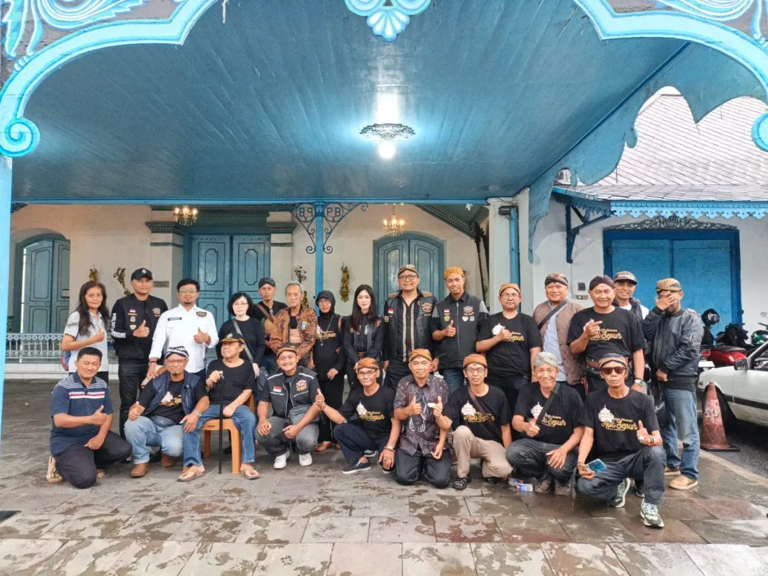 Komunitas Saka Dharma Awu Sepuh Bagikan 500 Paket Takjil di Keraton Surakarta