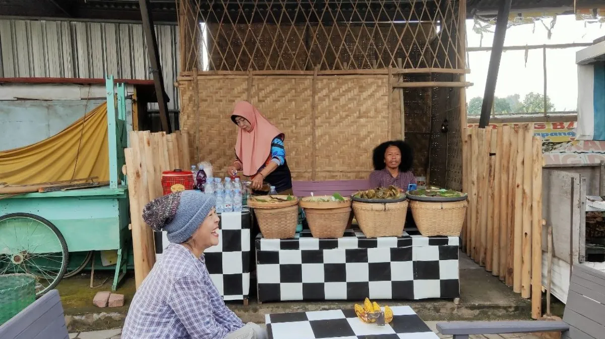 Lapak Jadul Mak’e di Pati Sajikan Kuliner Tradisional, Dikelola Seniman Lokal