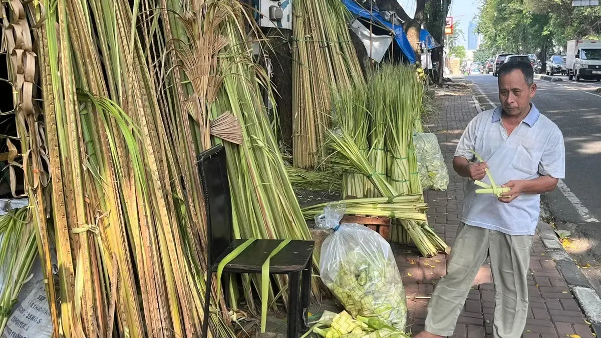 Alay Juanta Tetap Menganyam Kulit Ketupat di Palmerah, Manfaatkan WhatsApp Jelang Lebaran 2026