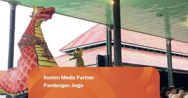 Abdi Dalem Keraton Yogyakarta Peragakan Kostum Hewan dalam Pembukaan Pameran Smarabawana