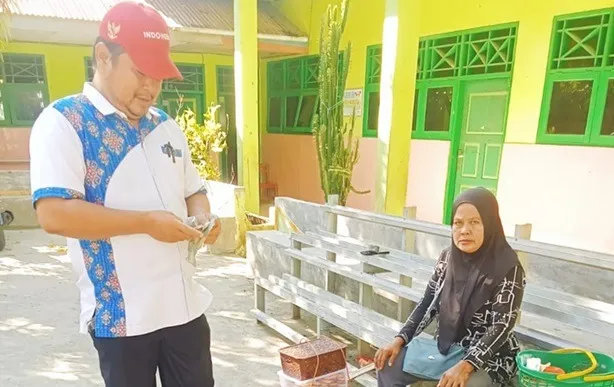Ibu Hanipa Tetap Berjualan Jepa dan Bau Tapa di Majene, Berharap Ada Perhatian Pemerintah untuk Rumahnya