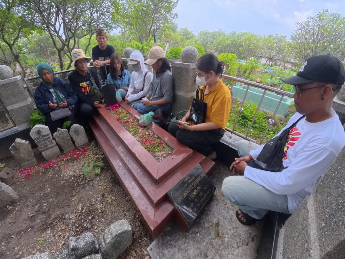 Sejumlah Seniman Ziarah ke Makam Gombloh dan Cak Durasim pada Hari Musik Nasional 2026