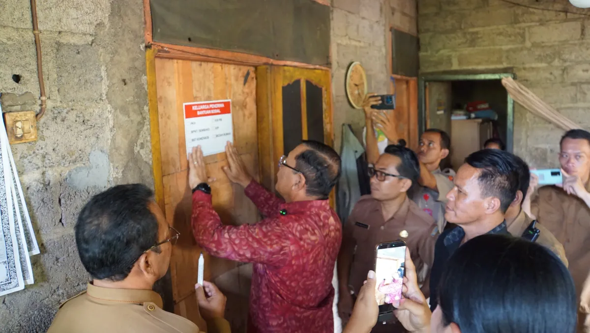 Rumah Penerima Bansos di Buleleng Dipasangi Stiker, Pemkab Sebut untuk Transparansi