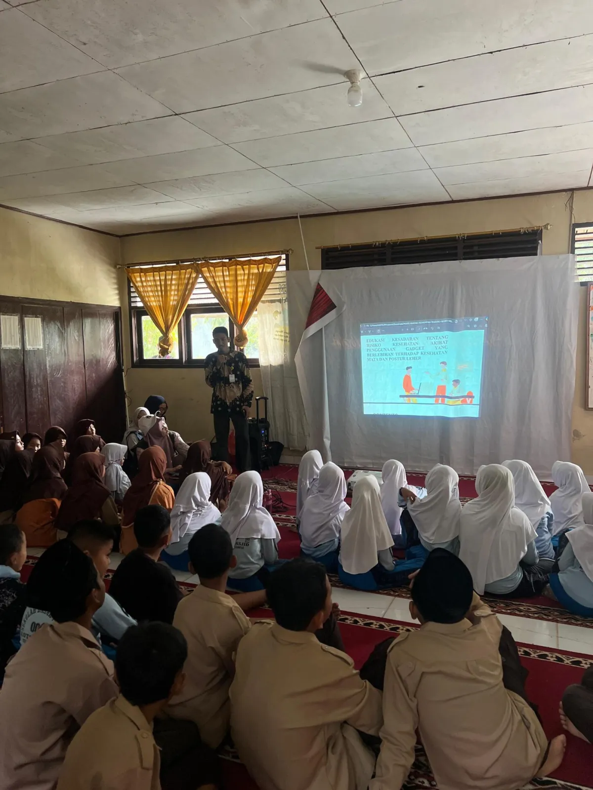 Mahasiswa KKN Universitas Awal Bros Edukasi Bahaya Gadget Berlebihan bagi Kesehatan Mata dan Postur Leher Siswa SD di Koto Mesjid