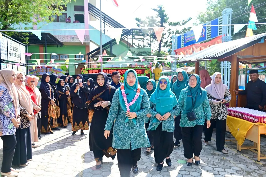 Ketua TP-PKK Aceh Besar Kunjungi SDN Keude Bieng, Tekankan Pentingnya Gizi Seimbang Sejak Dini