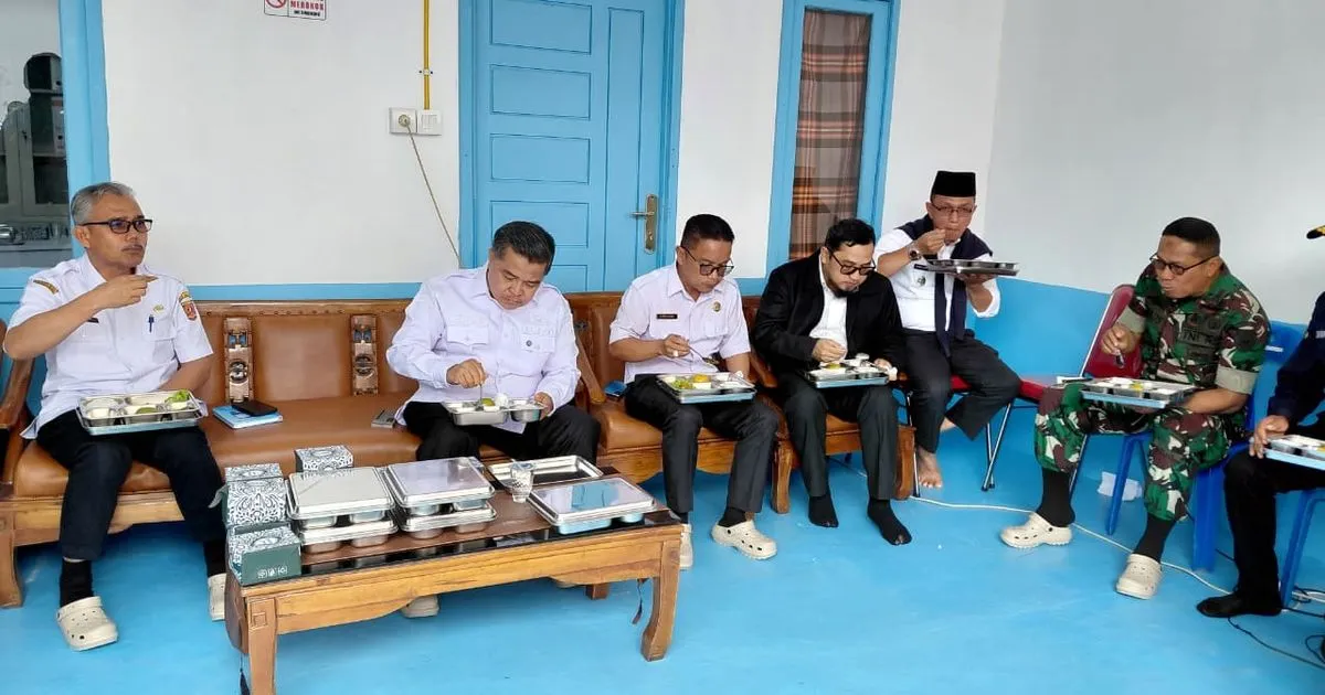 Bupati Agam Tinjau SPPG di IV Koto dan Cicipi Menu Makan Bergizi Gratis, Dorong Penggunaan Produk Lokal